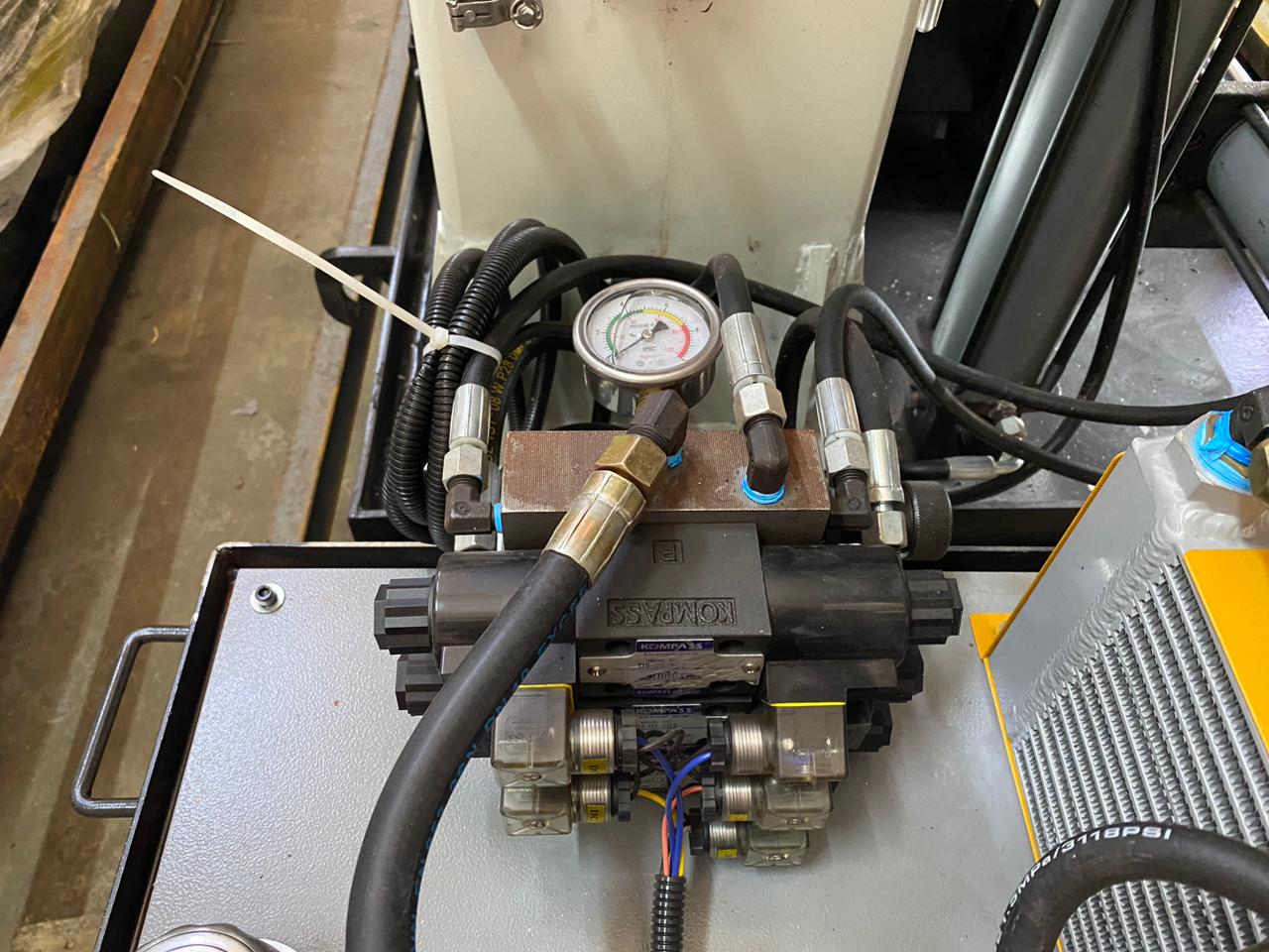 Станок ленточнопильный полуавтоматический двухколонный Stalex SBS-650