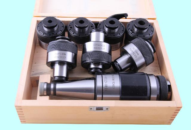 Патрон резьбонарезной с хвостовиком 7:24-BT40 (MAS403) для станков c ЧПУ с наборомГоловок из 7шт. М12-М24 (BТ40-GT24-140L)