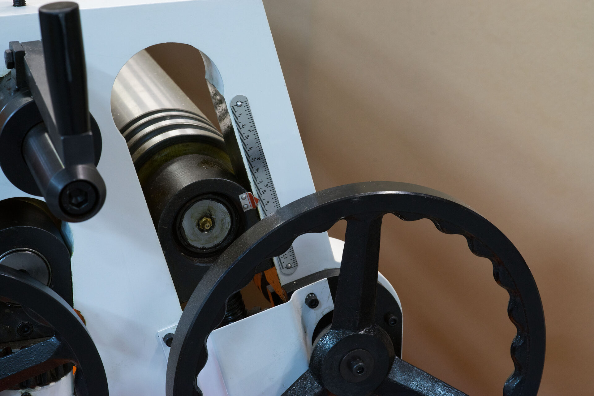 Электромеханический вальцовочный станок Stalex ESR-1300х4.5