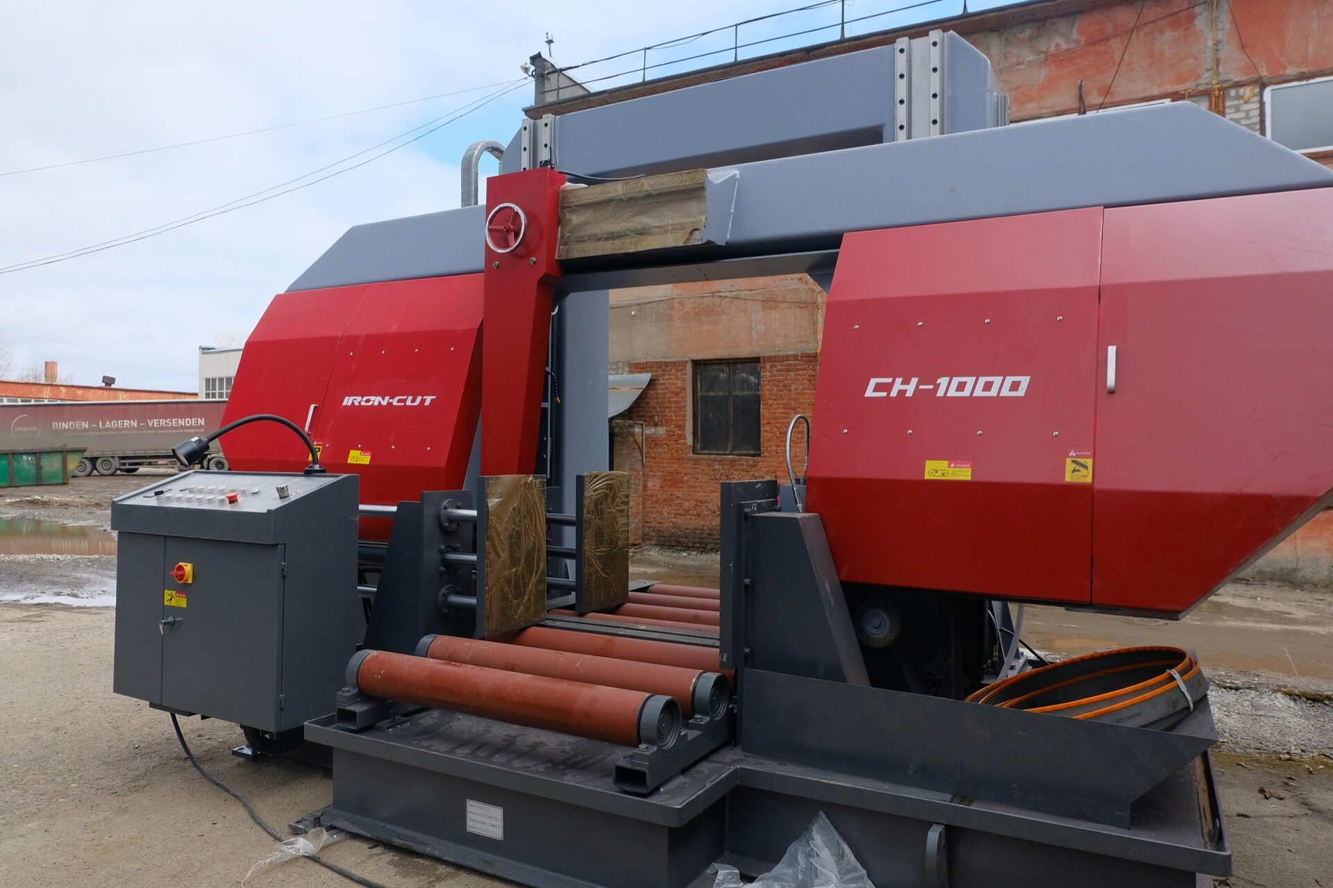 Ленточнопильный станок полуавтоматический Iron-Cut CH-1000 Ленточнопильный станок полуавтоматический Iron-Cut CH-1000
